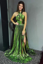 Robe plissée vert émeraude métallisée à découpe en forme de goutte et fente