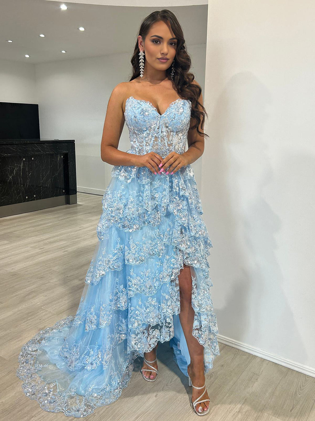 Robe de bal longue bustier à volants et fente, couleur grenat/bleu clair.