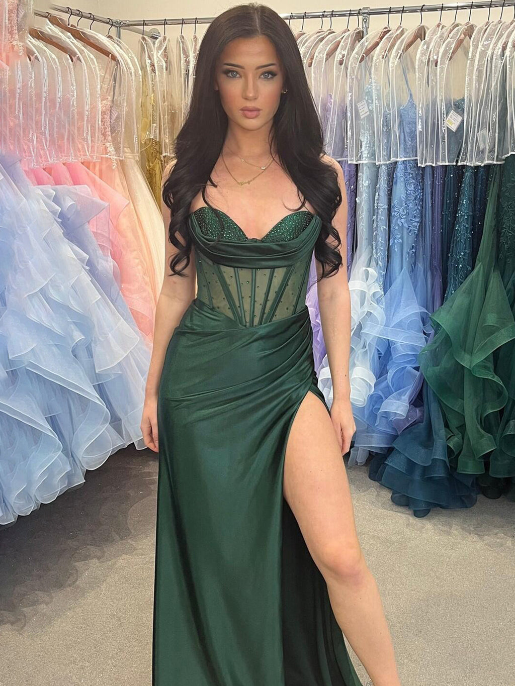 Genio | Vestido largo de sirena verde oscuro con corsé transparente y cuentas