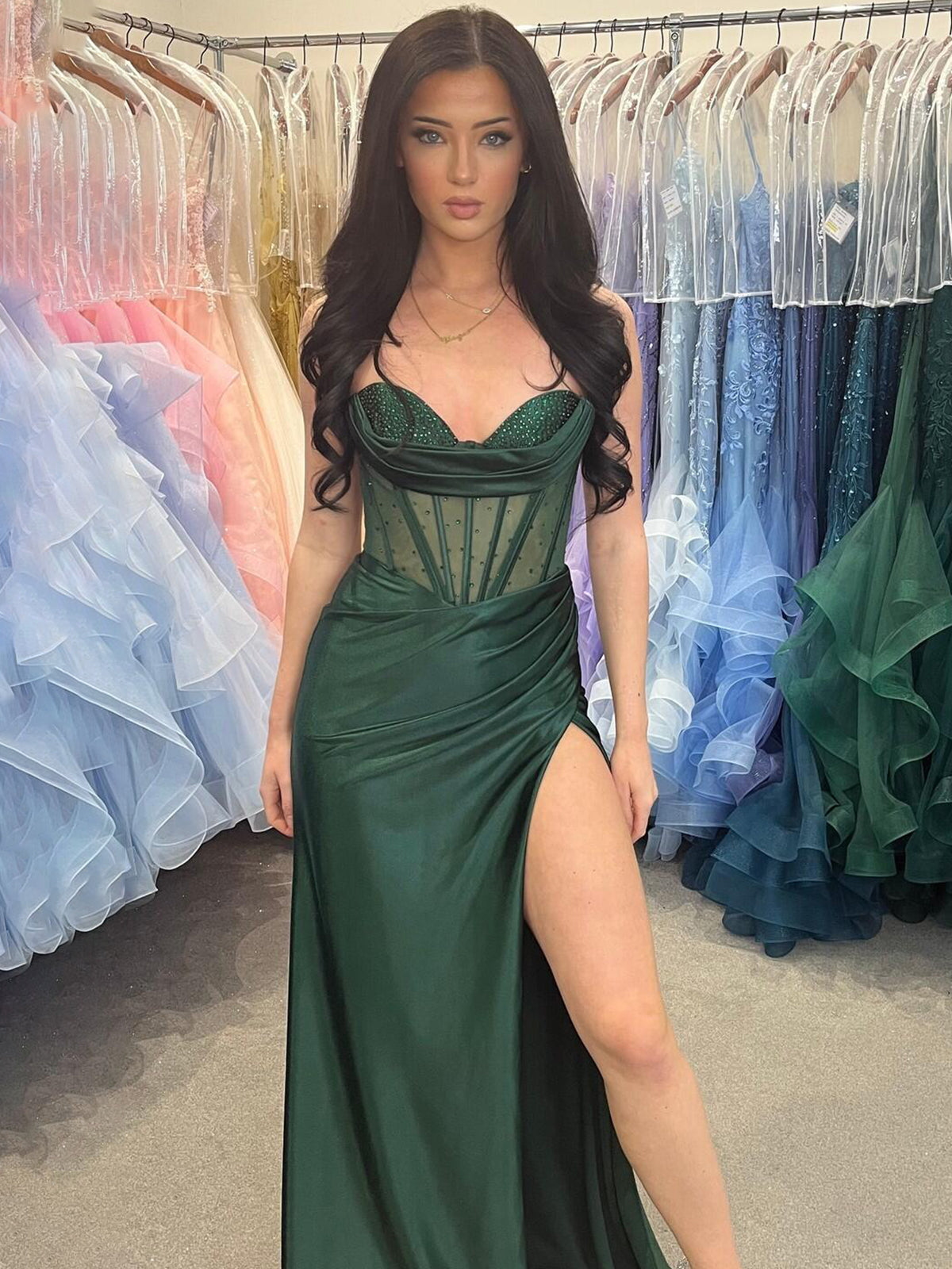 Genio | Vestido largo de sirena verde oscuro con corsé transparente y cuentas