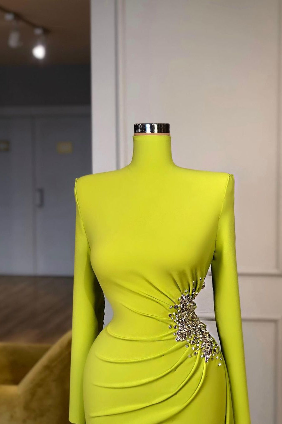 Robe de bal sirène jaune gingembre à manches longues, ornée de perles métalliques et col montant
