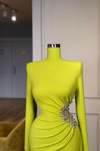 Robe de bal sirène jaune gingembre à manches longues, ornée de perles métalliques et col montant