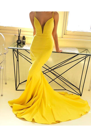 Vestidos de fiesta formales sexys color amarillo jengibre con escote en V profundo y cola de capilla. Elegantes y sencillos vestidos de noche ajustados al cuerpo.