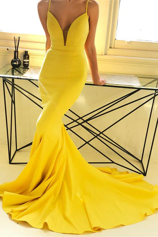 Vestidos de fiesta formales sexys color amarillo jengibre con escote en V profundo y cola de capilla. Elegantes y sencillos vestidos de noche ajustados al cuerpo.