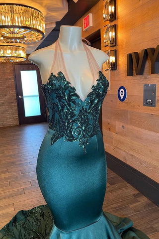 Vestido de fiesta sirena sin mangas con escote en V y detalles de pedrería.