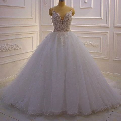 Elegante vestido de novia sin mangas, corte en A, escote en V y encaje.
