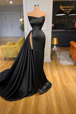 Vestido de fiesta negro glamuroso con abertura y pedrería.