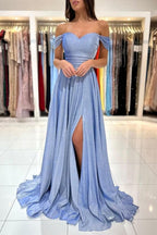Glamuroso vestido de noche largo azul brillante con hombros descubiertos, sin mangas y abertura