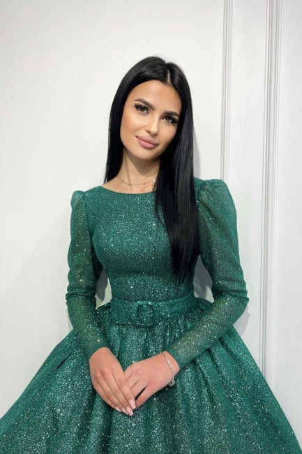 Elegante vestido de graduación verde oscuro de corte A, con lentejuelas, largo hasta los tobillos y mangas largas.