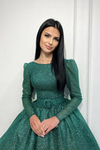 Elegante vestido de graduación verde oscuro de corte A, con lentejuelas, largo hasta los tobillos y mangas largas.