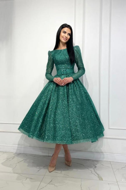 Elegante vestido de graduación verde oscuro de corte A, con lentejuelas, largo hasta los tobillos y mangas largas.