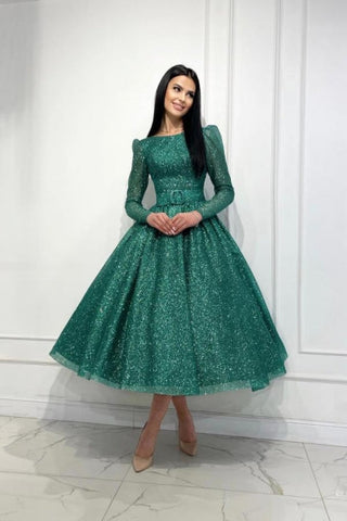 Elegante vestido de graduación verde oscuro de corte A, con lentejuelas, largo hasta los tobillos y mangas largas.