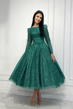 Elegante vestido de graduación verde oscuro de corte A, con lentejuelas, largo hasta los tobillos y mangas largas.