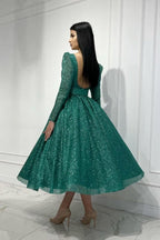 Elegante vestido de graduación verde oscuro de corte A, con lentejuelas, largo hasta los tobillos y mangas largas.