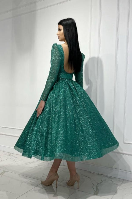 Elegante vestido de graduación verde oscuro de corte A, con lentejuelas, largo hasta los tobillos y mangas largas.