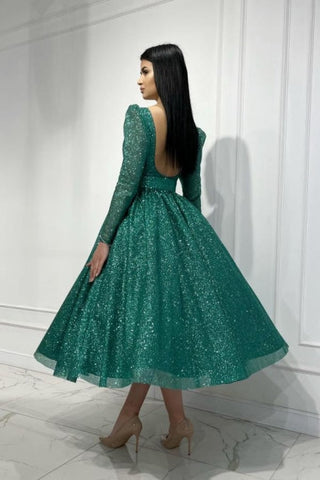 Elegante vestido de graduación verde oscuro de corte A, con lentejuelas, largo hasta los tobillos y mangas largas.