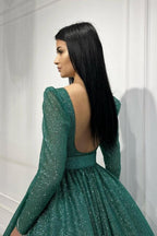 Elegante vestido de graduación verde oscuro de corte A, con lentejuelas, largo hasta los tobillos y mangas largas.