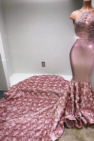Elegante vestido de sirena rosa con cuello halter y encaje con flores 3D en la parte inferior.