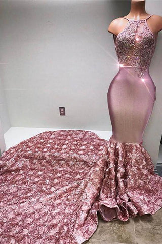 Elegante vestido de sirena rosa con cuello halter y encaje con flores 3D en la parte inferior.