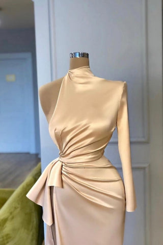 Robe de soirée glamour en satin à col haut et manches longues, fendue sur le devant