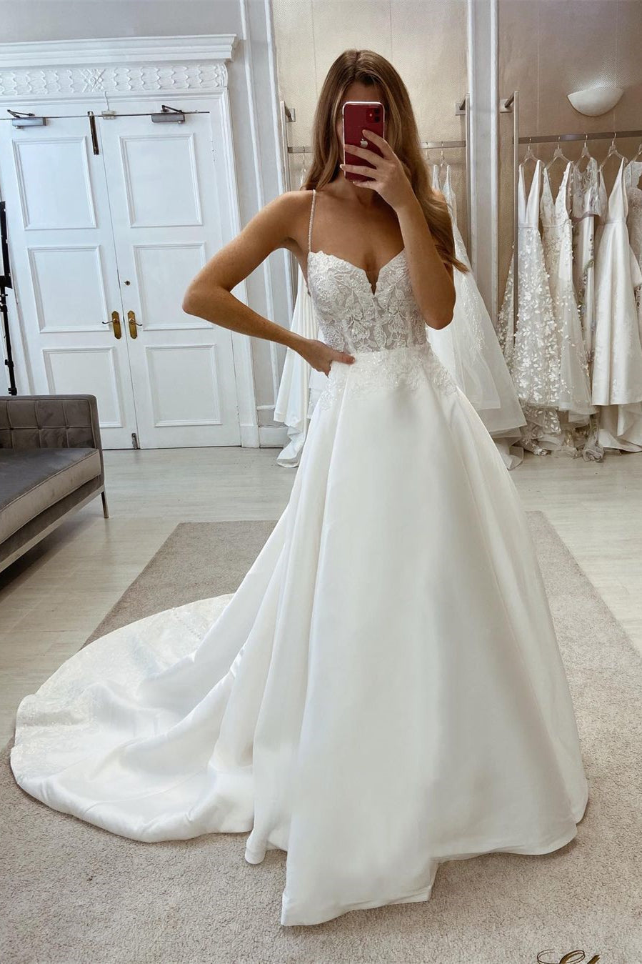 Robe de mariée glamour longue en satin, coupe trapèze, sans manches, col en V et dentelle