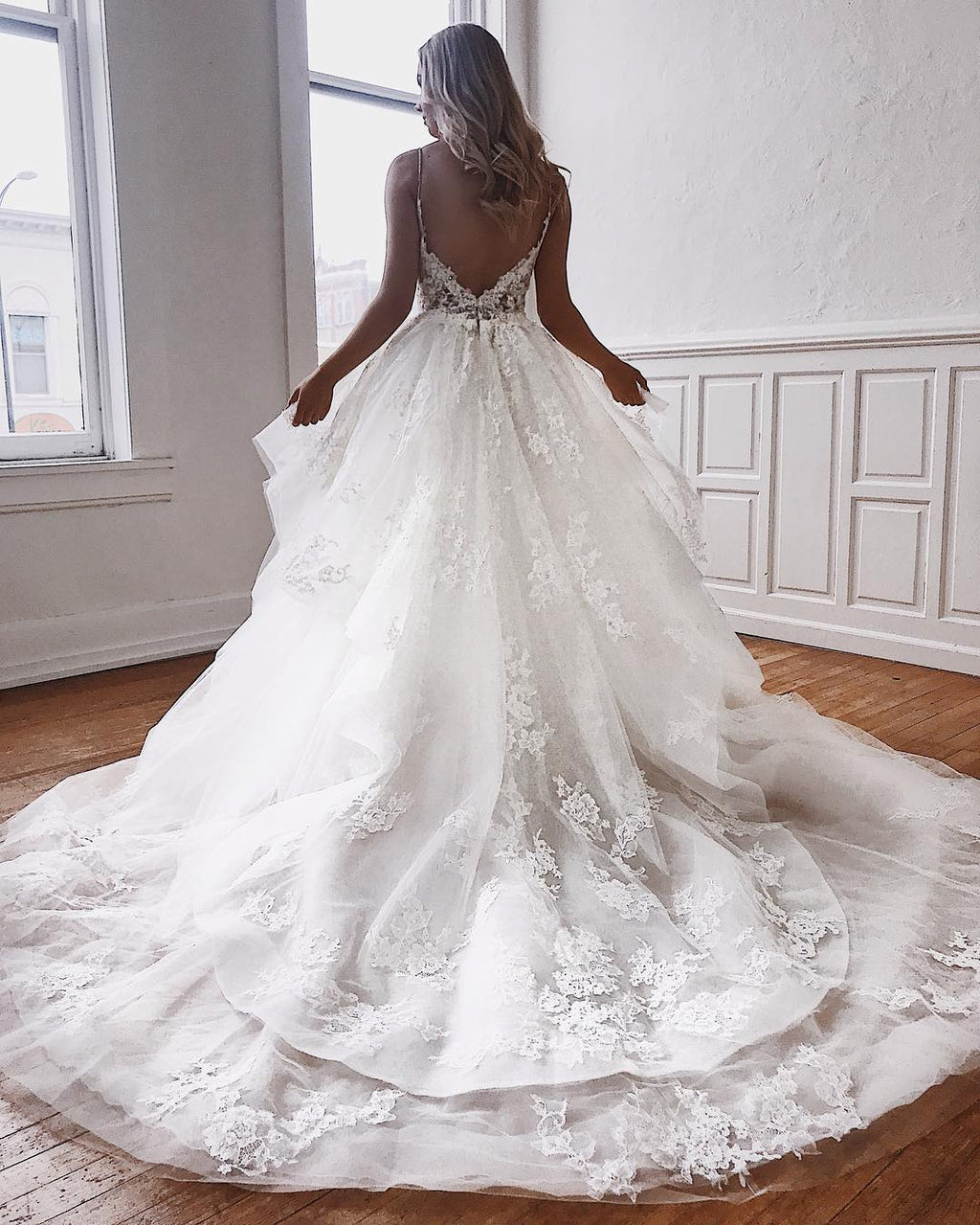 Vestidos de novia largos y glamurosos de corte A con tirantes finos y apliques de encaje