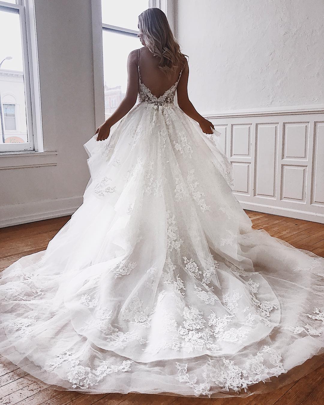 Vestidos de novia largos y glamurosos de corte A con tirantes finos y apliques de encaje