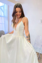 Glamuroso vestido de novia largo de satén con escote corazón, espalda descubierta y bolsillos, corte en A.