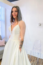 Glamuroso vestido de novia largo de satén con escote corazón, espalda descubierta y bolsillos, corte en A.