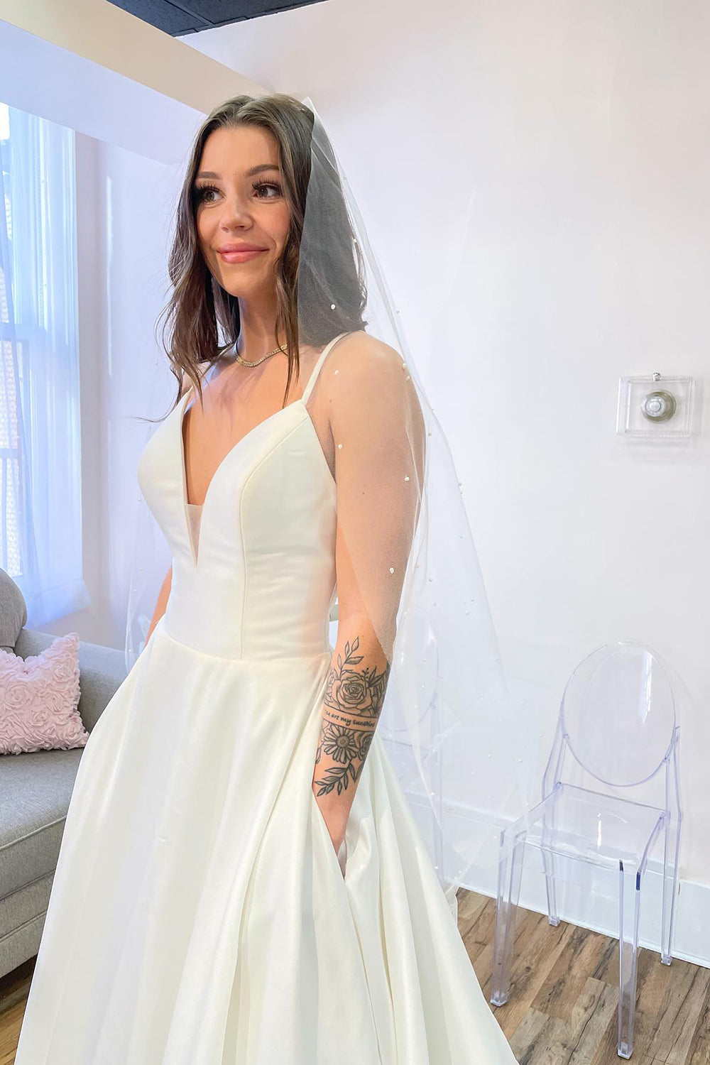 Glamuroso vestido de novia largo de satén con escote corazón, espalda descubierta y bolsillos, corte en A.