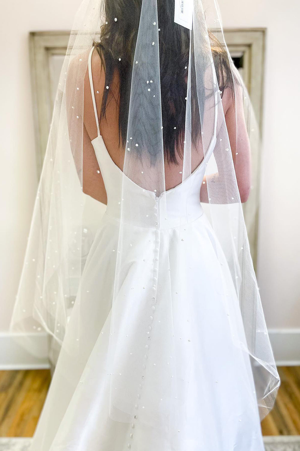 Glamuroso vestido de novia largo de satén con escote corazón, espalda descubierta y bolsillos, corte en A.