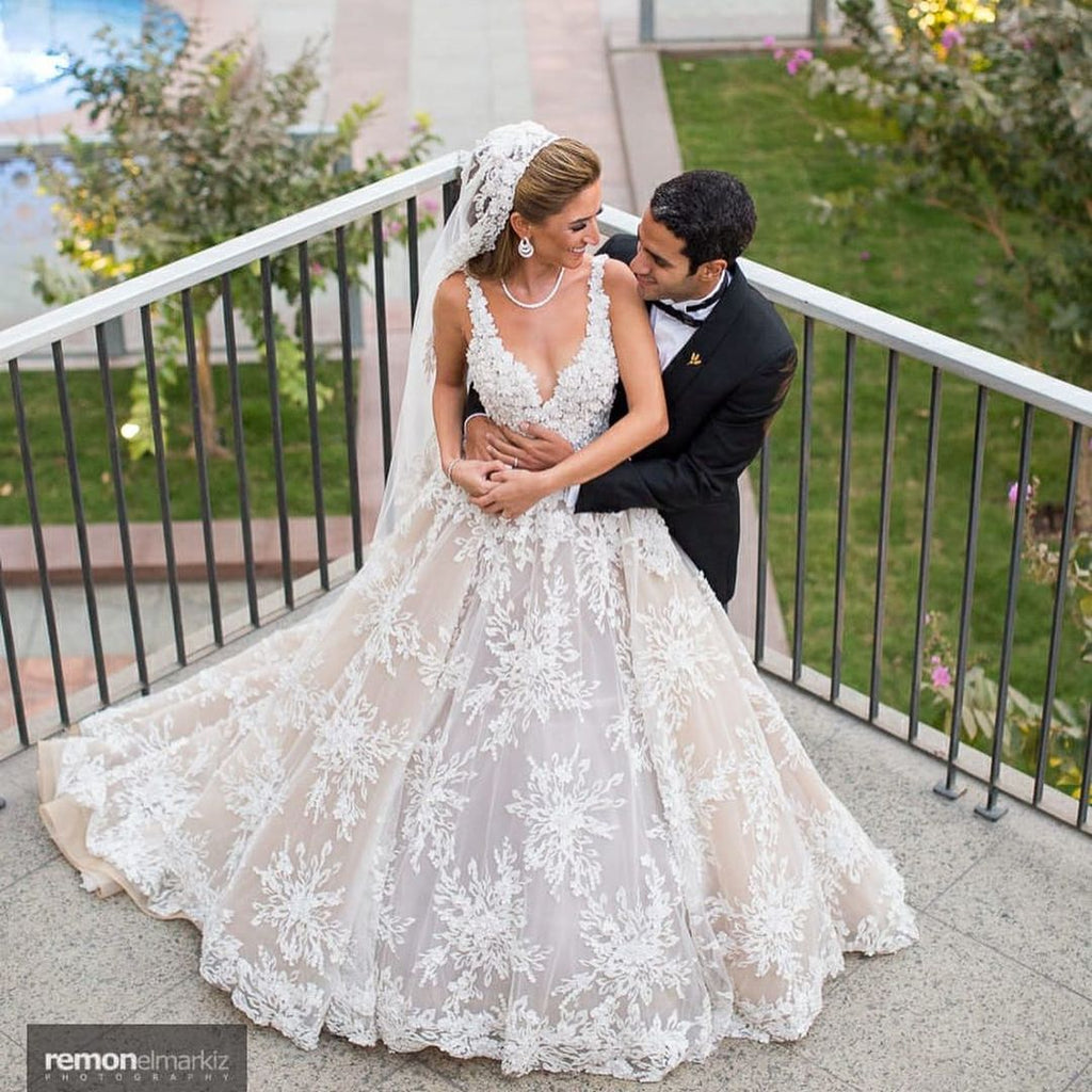 Glamuroso vestido de novia largo de encaje con escote en V y corte en A