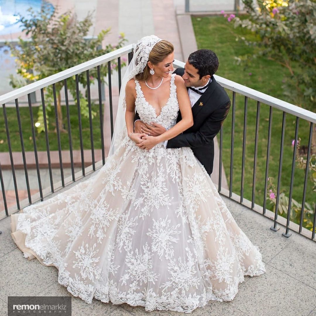 Glamuroso vestido de novia largo de encaje con escote en V y corte en A