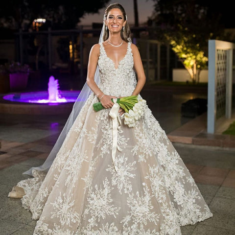 Glamuroso vestido de novia largo de encaje con escote en V y corte en A
