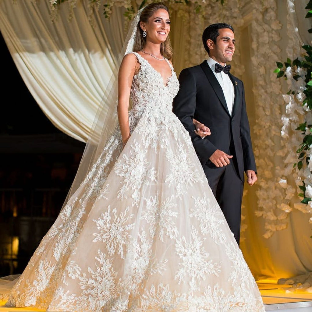 Glamuroso vestido de novia largo de encaje con escote en V y corte en A