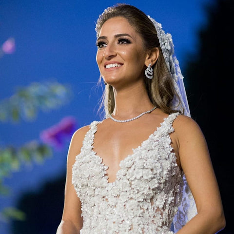 Glamuroso vestido de novia largo de encaje con escote en V y corte en A