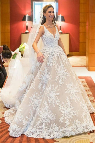 Glamuroso vestido de novia largo de encaje con escote en V y corte en A