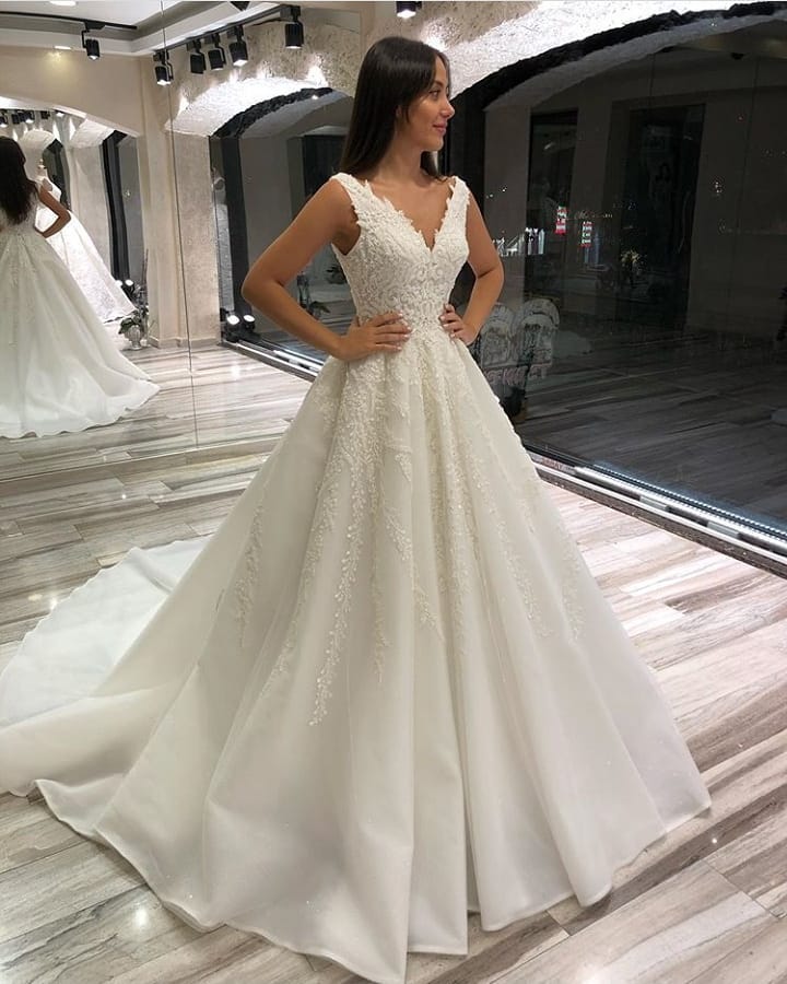 Glamuroso vestido de novia largo de encaje, corte en A, escote en V y sin mangas
