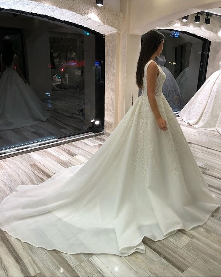 Glamuroso vestido de novia largo de encaje, corte en A, escote en V y sin mangas
