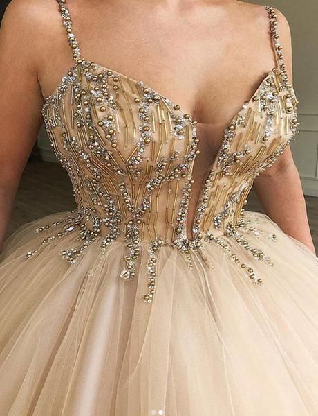 Vestidos de gala largos y glamurosos con tirantes finos y tul con cuentas