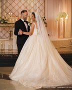 Glamuroso vestido de novia largo de corte princesa con escote en V, tul y apliques de encaje