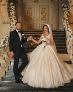 Glamuroso vestido de novia largo de corte princesa con escote en V, tul y apliques de encaje