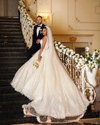 Glamuroso vestido de novia largo de corte princesa con escote en V, tul y apliques de encaje