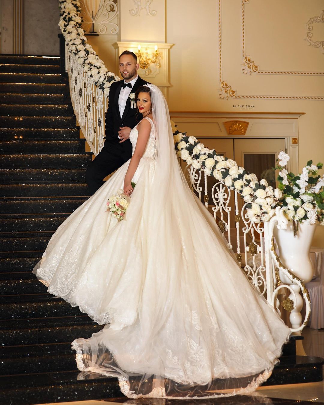 Glamuroso vestido de novia largo de corte princesa con escote en V, tul y apliques de encaje