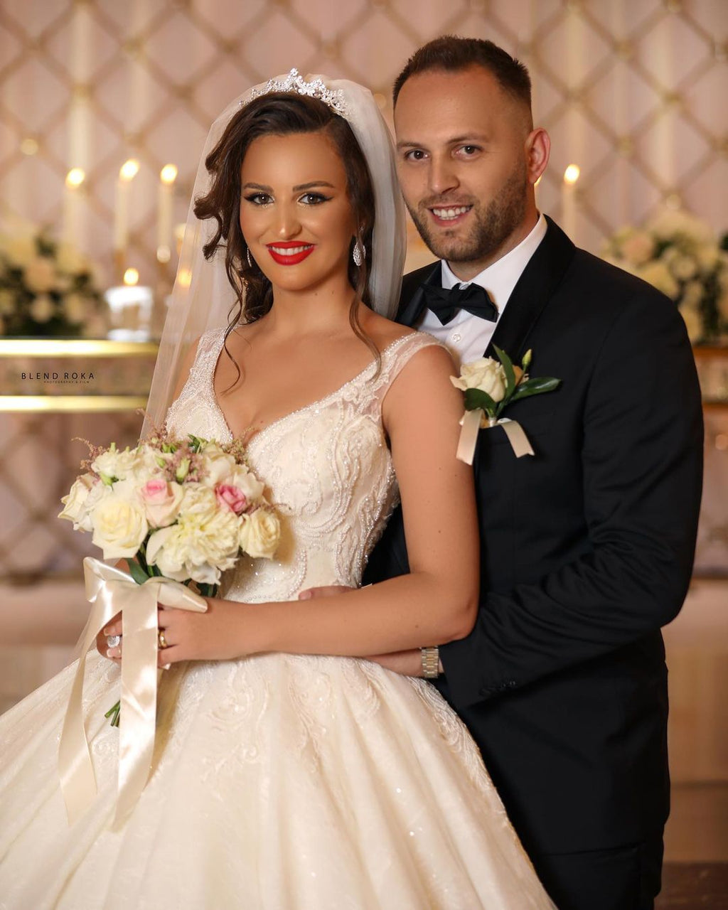 Glamuroso vestido de novia largo de corte princesa con escote en V, tul y apliques de encaje