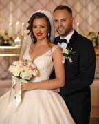 Glamuroso vestido de novia largo de corte princesa con escote en V, tul y apliques de encaje