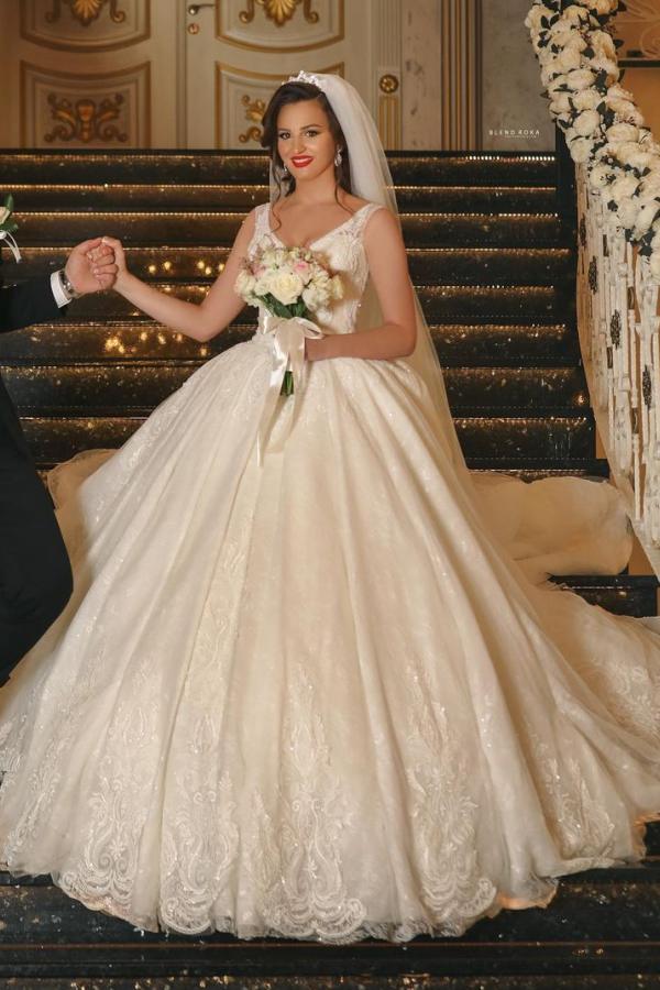 Glamuroso vestido de novia largo de corte princesa con escote en V, tul y apliques de encaje