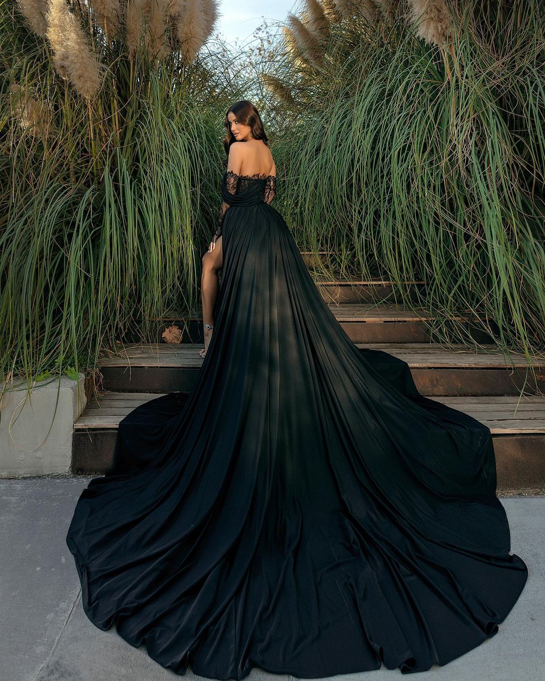 Robe de soirée longue noire glamour en dentelle fendue à épaules dénudées