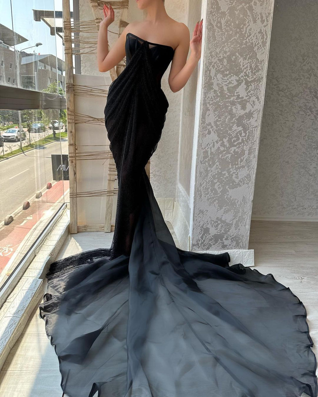 Robe de bal longue noire glamour sans bretelles fendue sur le devant