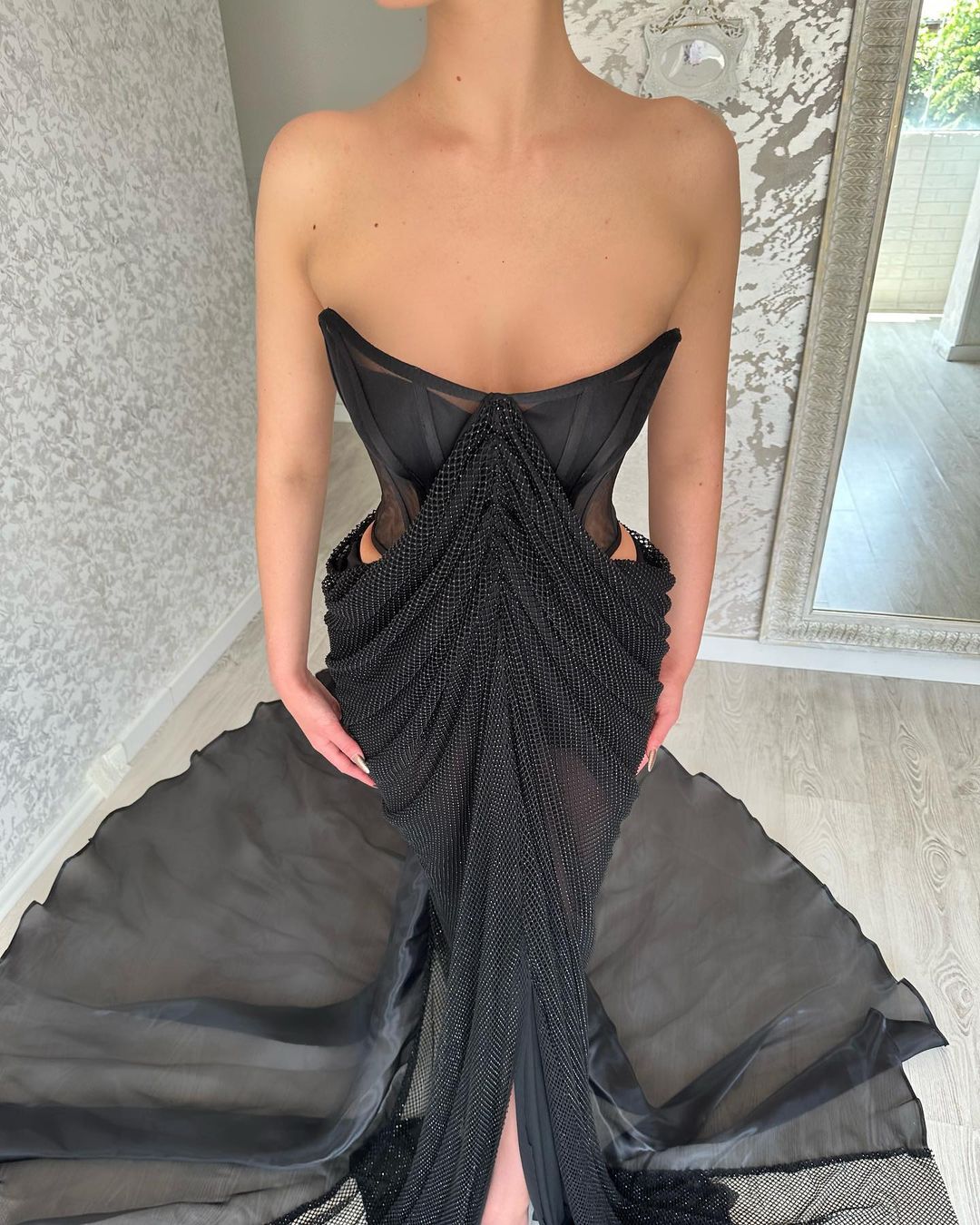 Robe de bal longue noire glamour sans bretelles fendue sur le devant